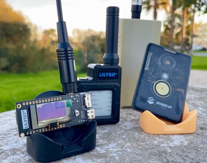Equipamento Meshtastic e LoRa — placa LilyGo, nó T-Beam, sensor SenseCAP e gateway LoRaWAN, dispositivos que formam a rede mesh comunitária em Portugal