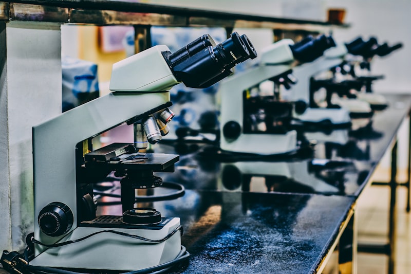 Microscópios em laboratório de investigação