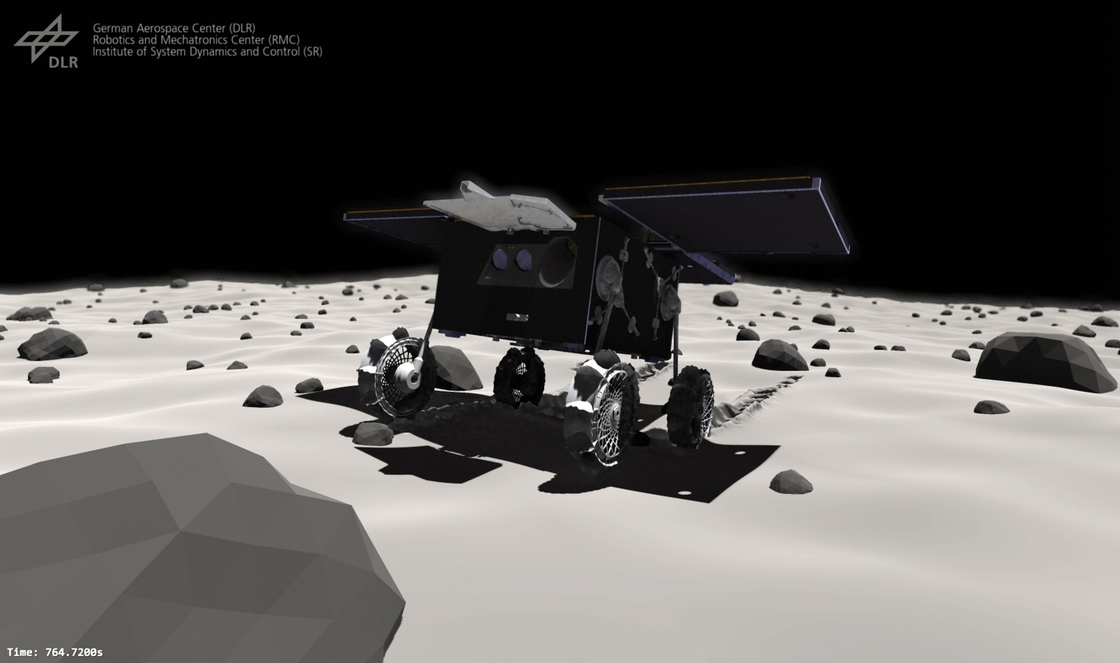 Simulação em computador de um pequeno rover de quatro rodas, corpo escuro e rectangular com dois painéis solares abertos, parado sobre uma superfície clara e poeirenta salpicada de pedras, sob um céu negro.