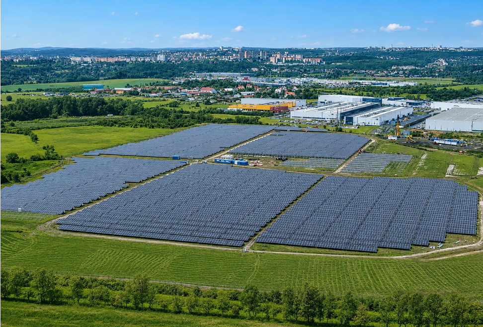 Vista aérea do parque fotovoltaico Modlany, na República Checa, com os painéis solares organizados em grandes filas