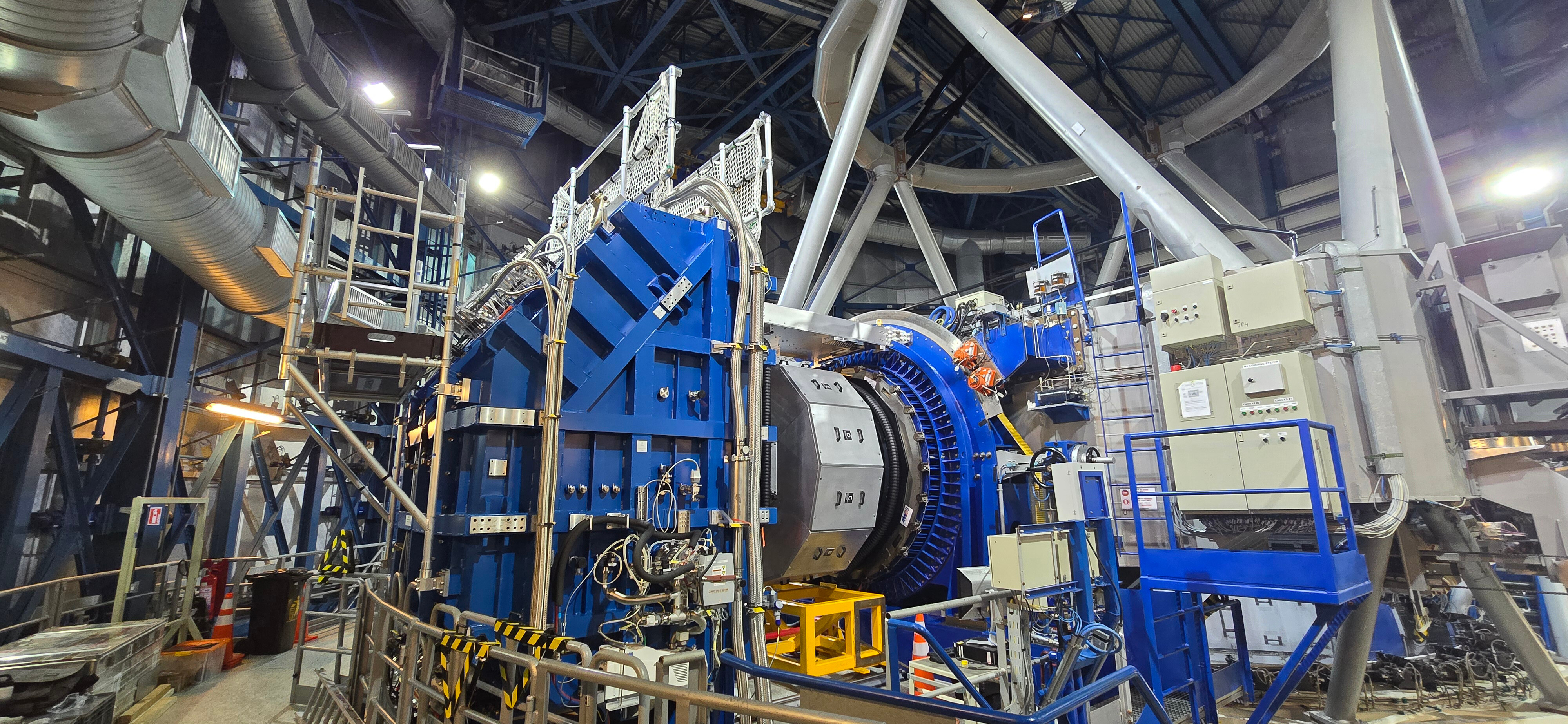 Instrumento MOONS instalado junto de um dos telescópios do VLT no Paranal