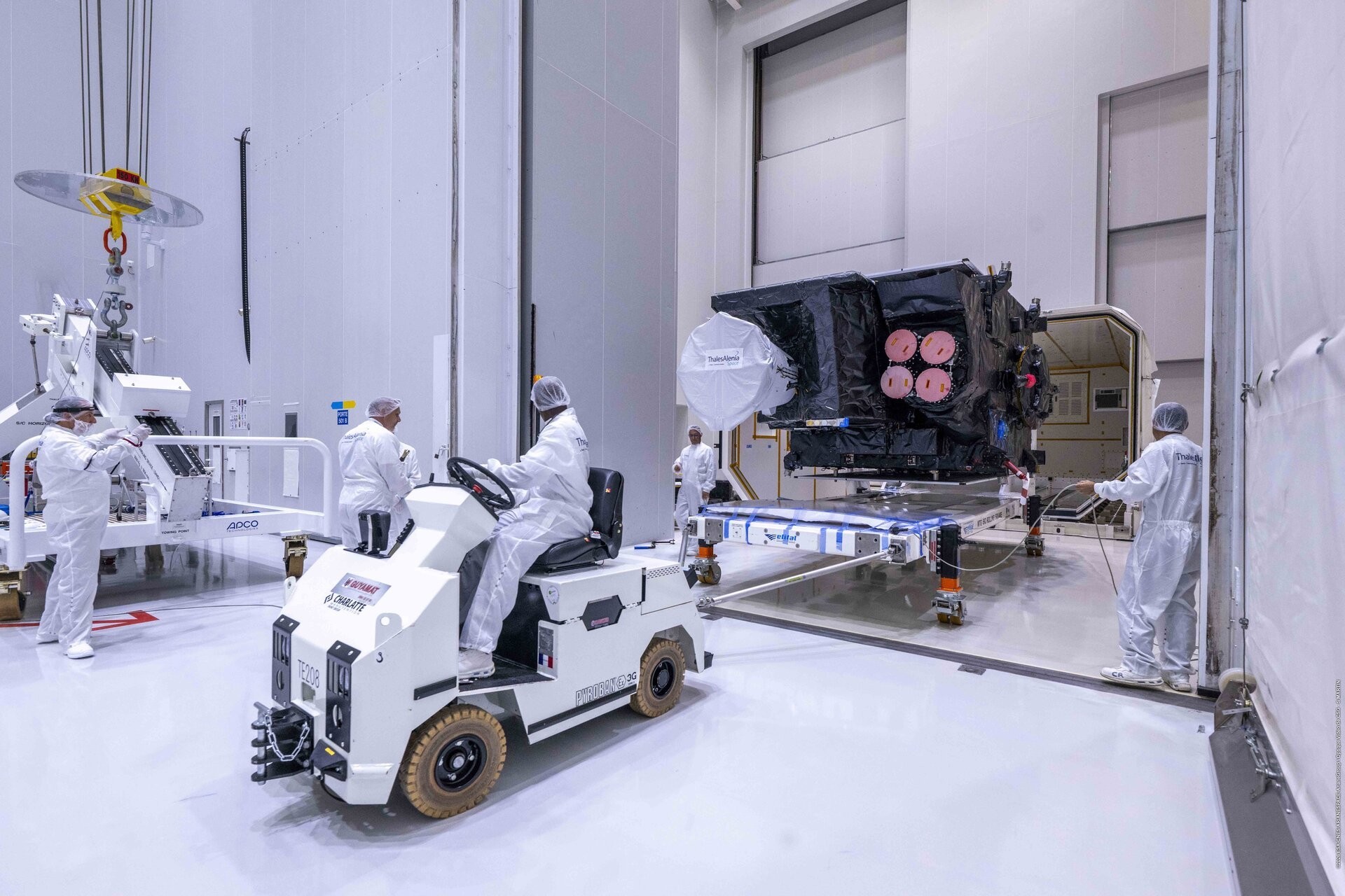 Satélite MTG-I2 a ser movimentado numa instalação de preparação para o lançamento
