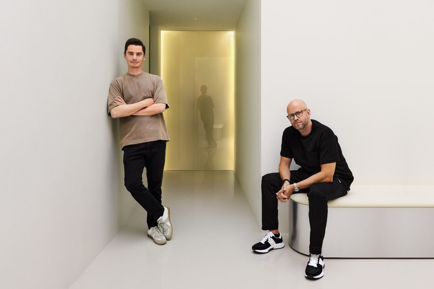 Daniel Ek (Spotify) e Hjalmar Nilsonne, fundadores da Neko Health, com o equipamento de scan corporal proprietário