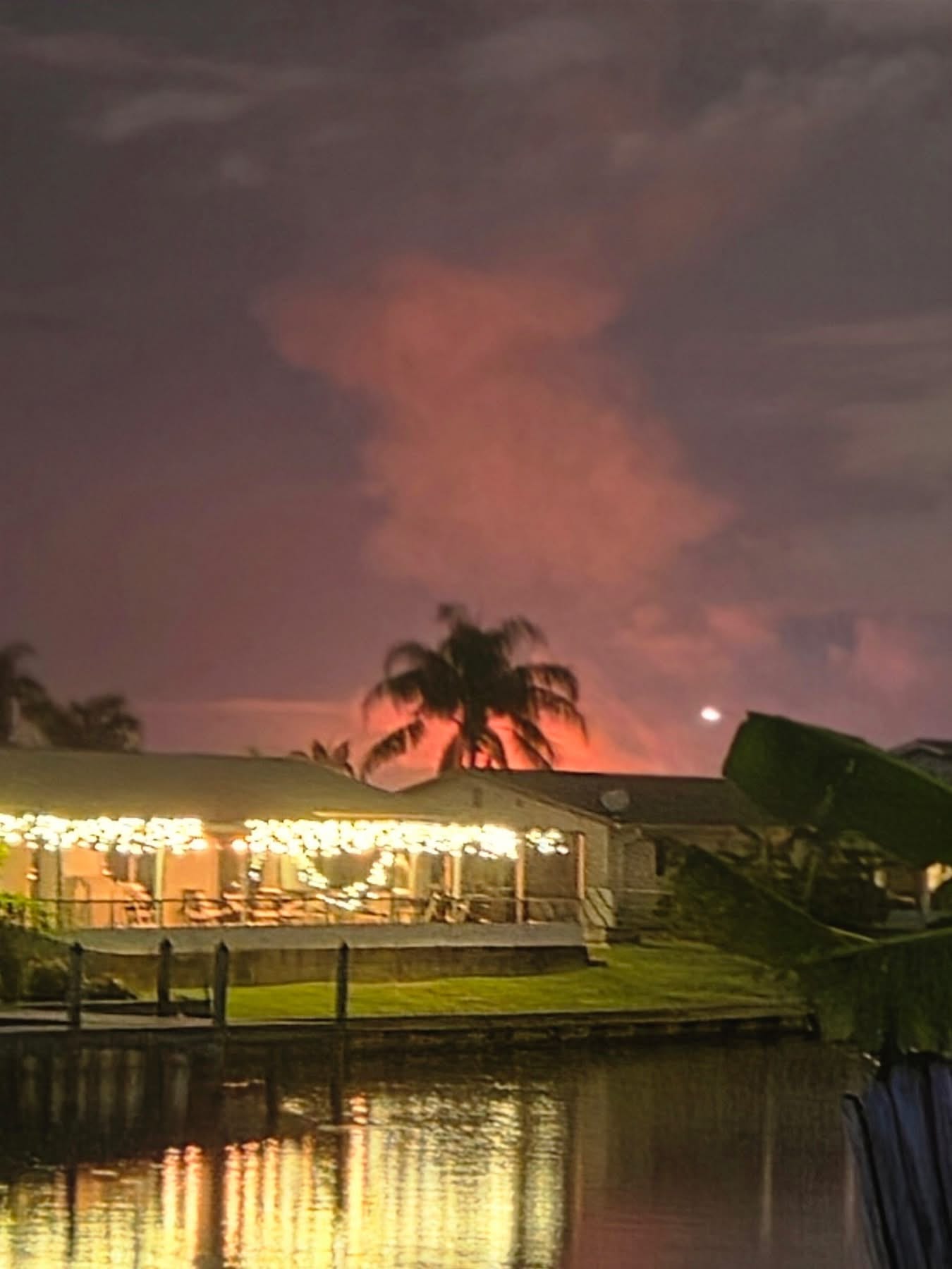Céu alaranjado sobre a Florida durante a explosão do New Glenn — o brilho da deflagração visto da costa de Cabo Canaveral
