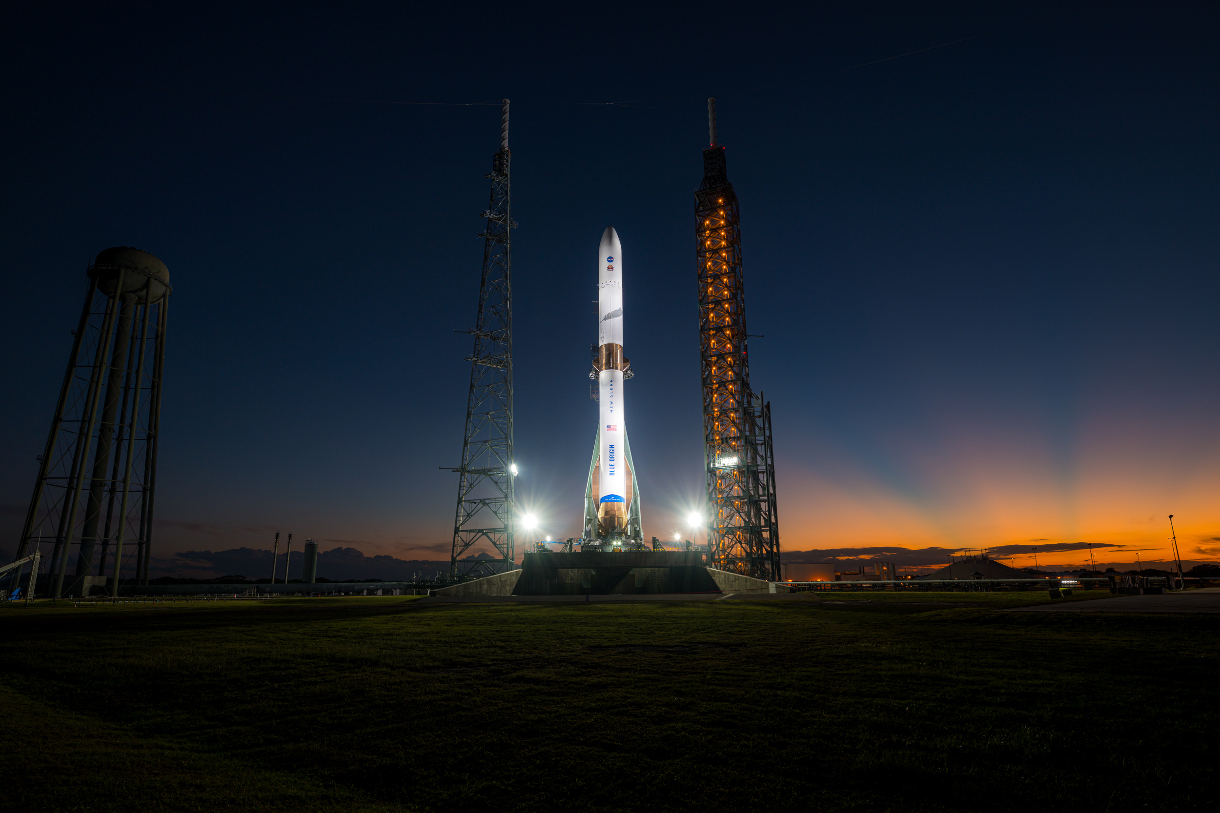 O foguetão New Glenn na plataforma LC-36A em Cabo Canaveral, antes da explosão — a estrutura metálica da torre de lançamento ao fundo