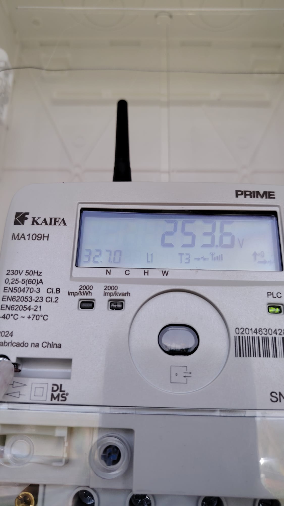 Contador inteligente Kaifa MA109H a marcar 253.6 Volts