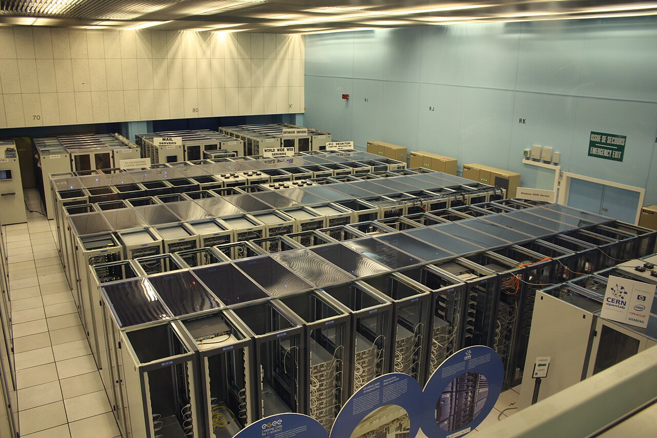 Sala de servidores do CERN com racks e corredores de manutenção