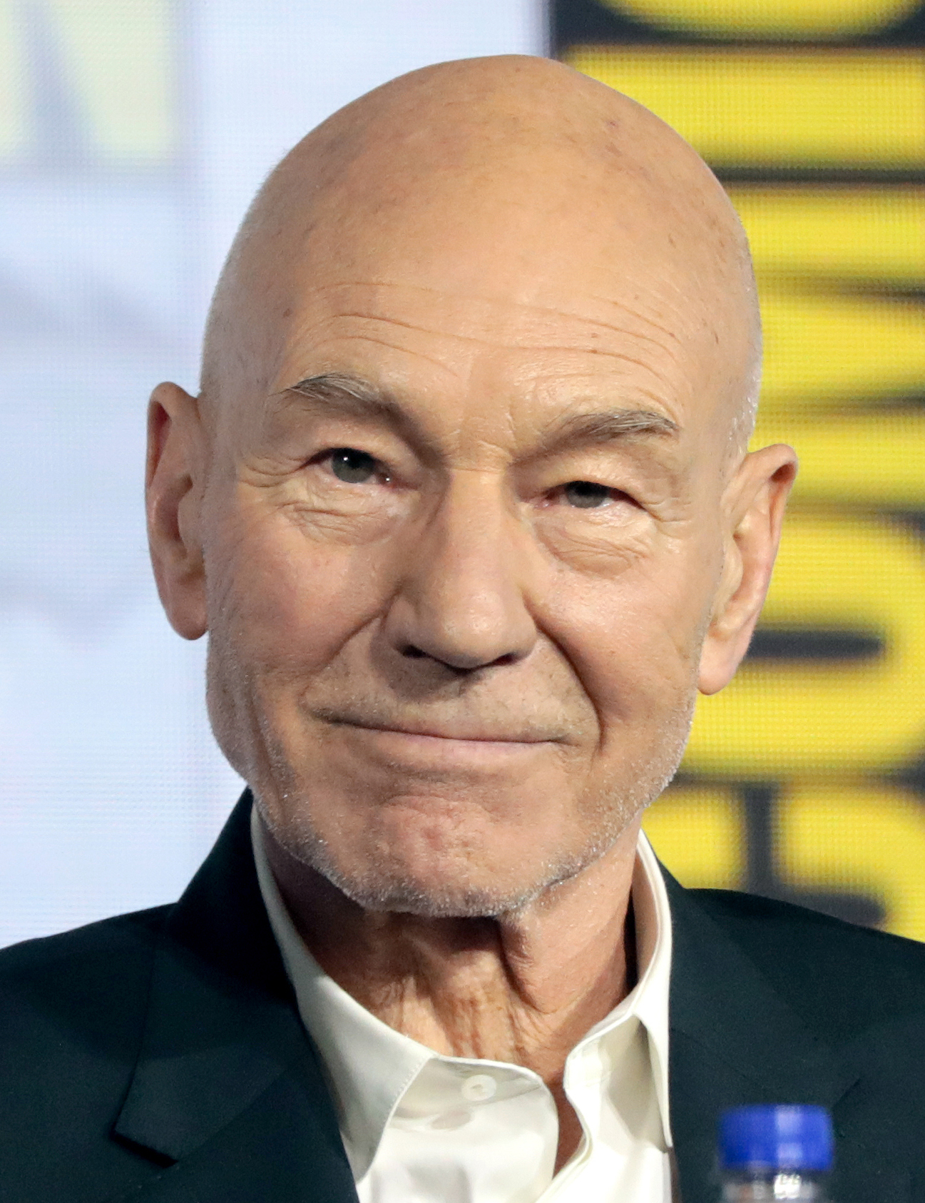 Patrick Stewart sorri durante um painel na San Diego Comic-Con, em 2019