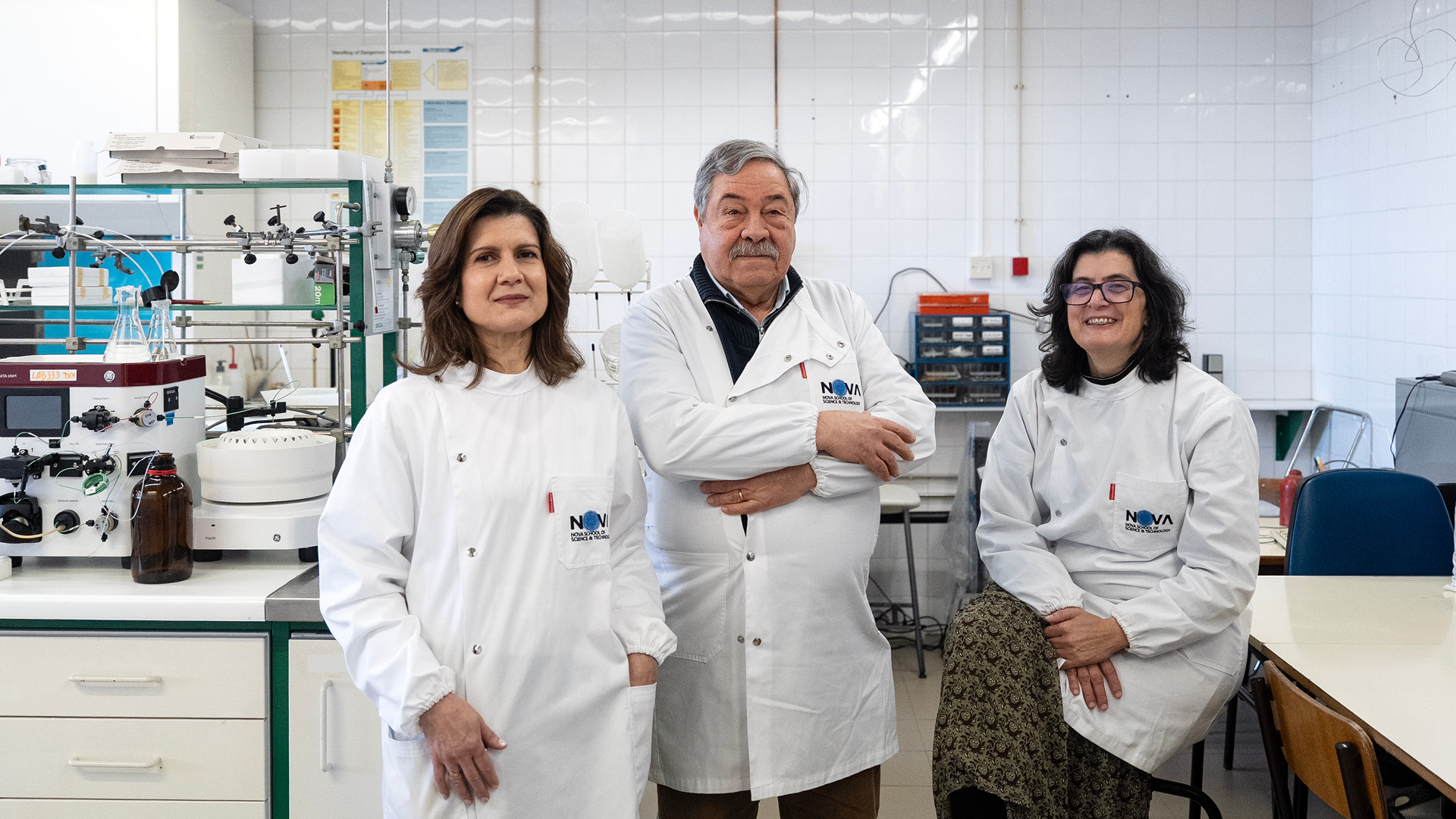 Equipa de Paula Videira no laboratório da NOVA FCT — três investigadores na bancada do laboratório de glicobiologia
