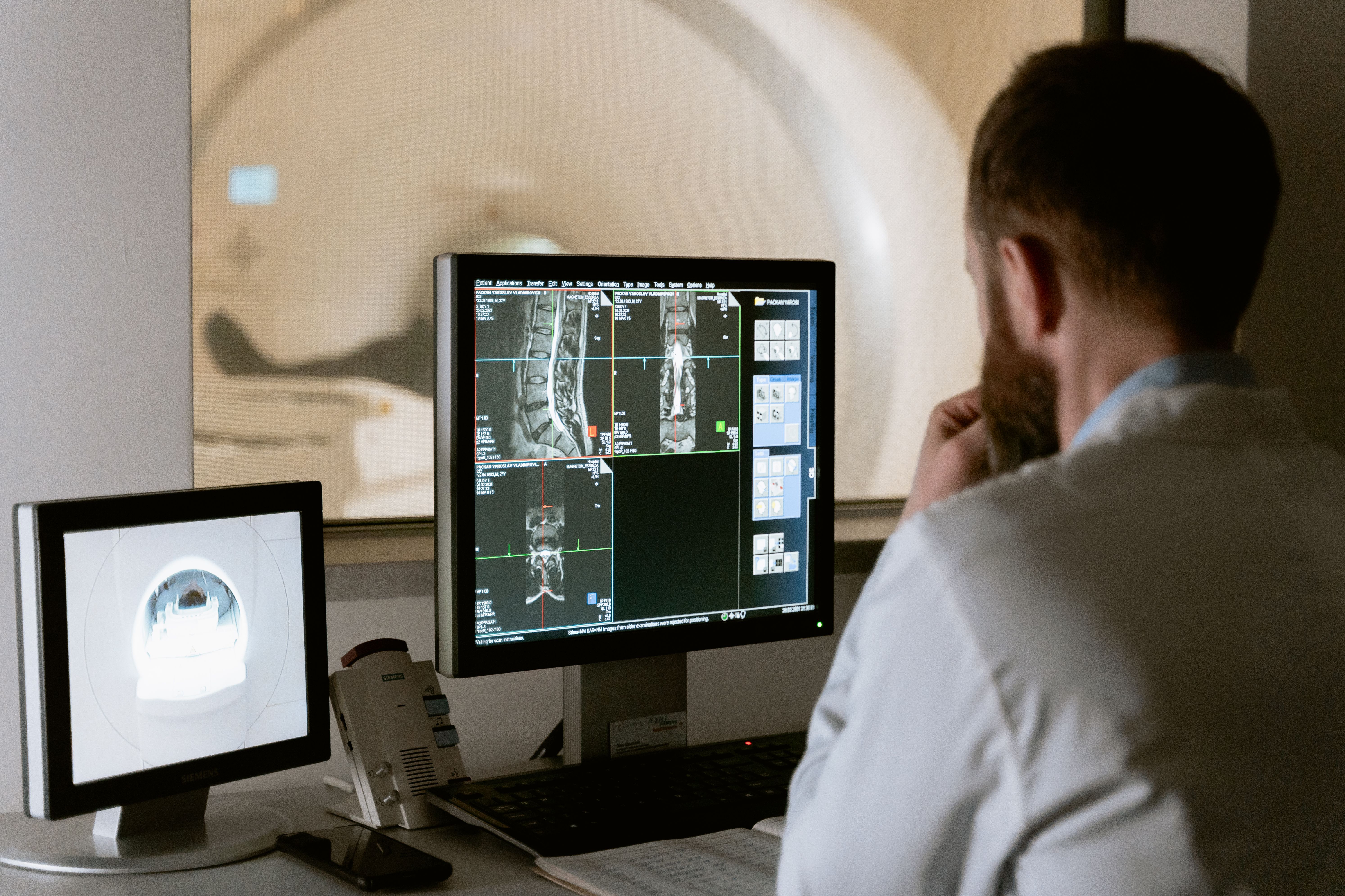 Médico a analisar exames PET/CT num hospital