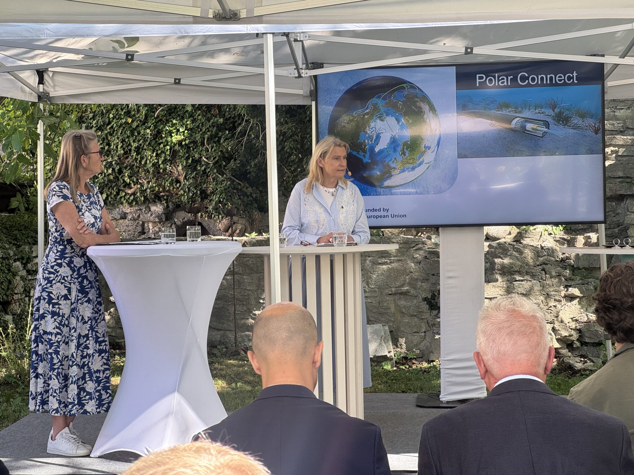 Apresentação pública do projeto Polar Connect, com mapa da rota ártica e ilustração de cabo submarino no ecrã