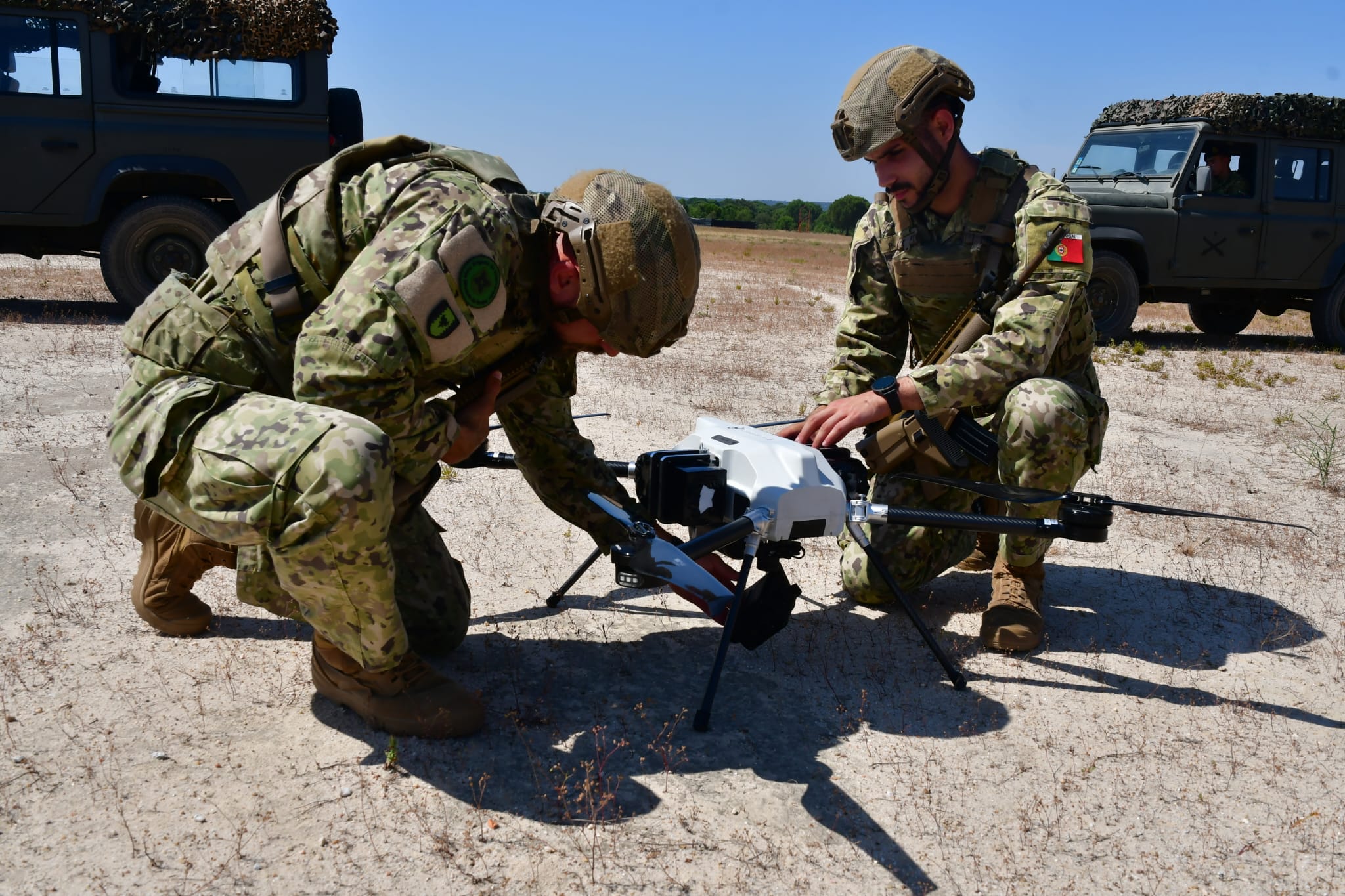 Militares do Exército Português a operar um drone quadricóptero Beyond Vision em ambiente de campo — a nova secção Mini-UAV antes de partir para a Eslováquia