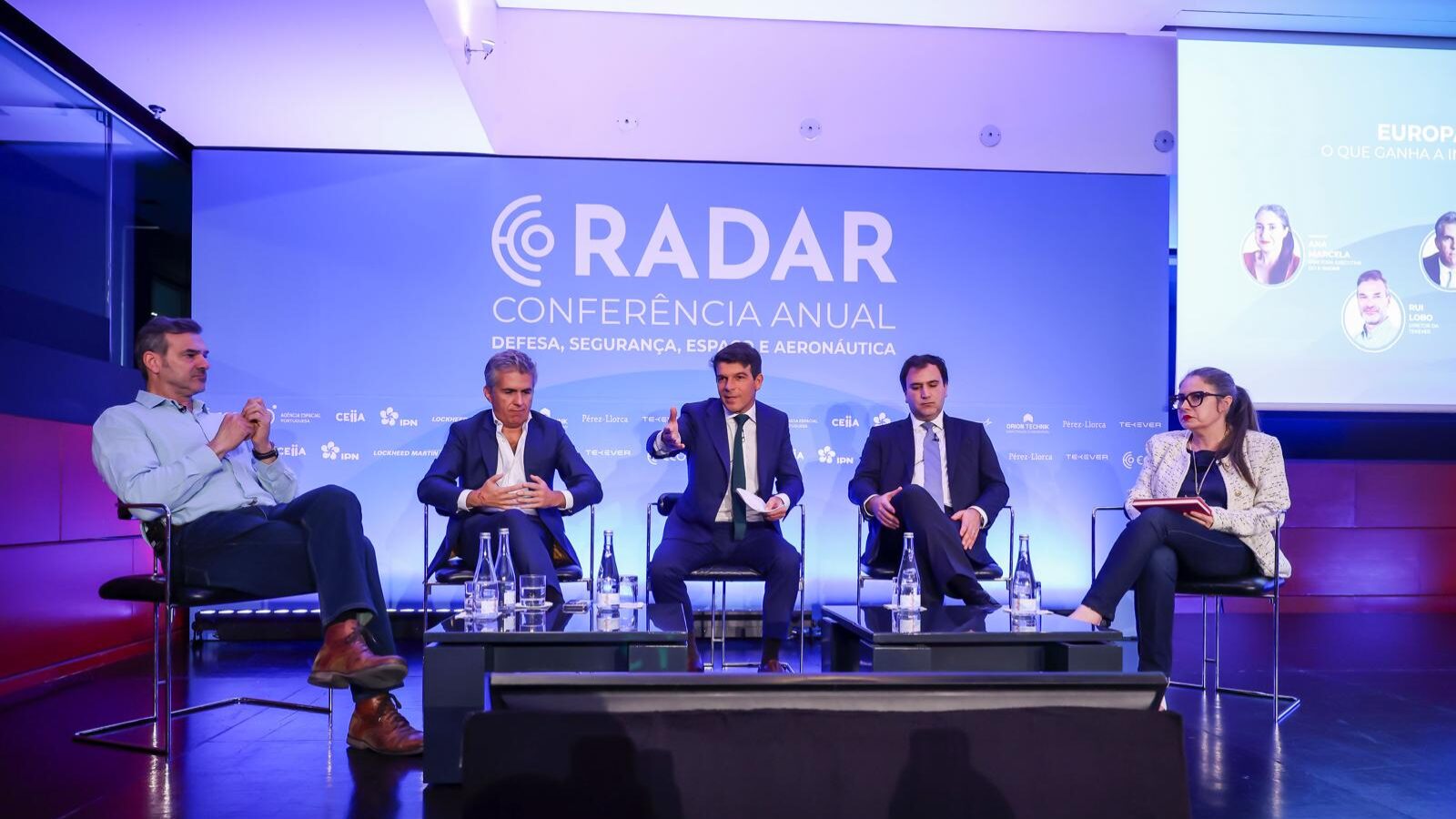 Painel da Conferência Anual eRadar com logótipo da Tekever — empresa portuguesa que lidera a exportação de drones de defesa