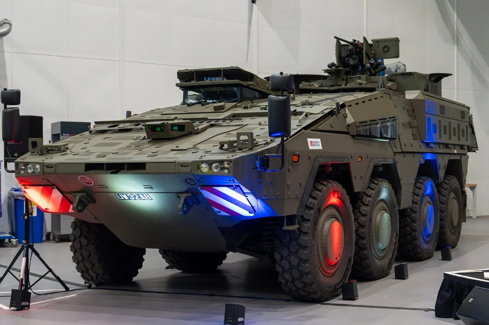 Boxer 8×8 do Exército Britânico em exposição de defesa, com torre de armamento remoto, marca Made in Britain e bandeira Union Jack