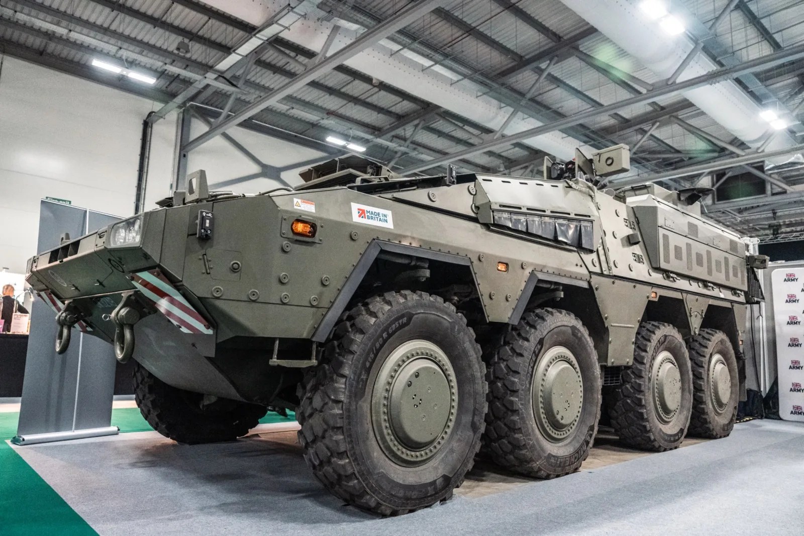 Boxer 8×8 em exposição numa feira de defesa com a marca Made in Britain, evidenciando o contexto de produção industrial nacional no Reino Unido