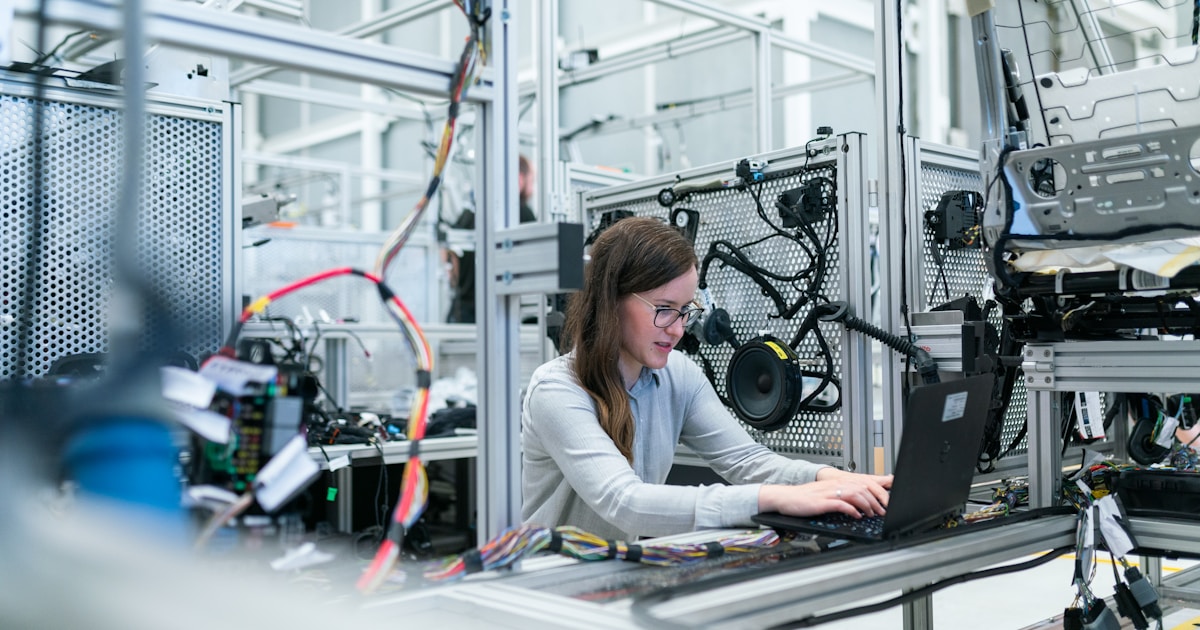 Técnica de I&D a trabalhar num laboratório de investigação — o capital humano qualificado é um dos pilares da inovação avaliada pelo European Innovation Scoreboard.