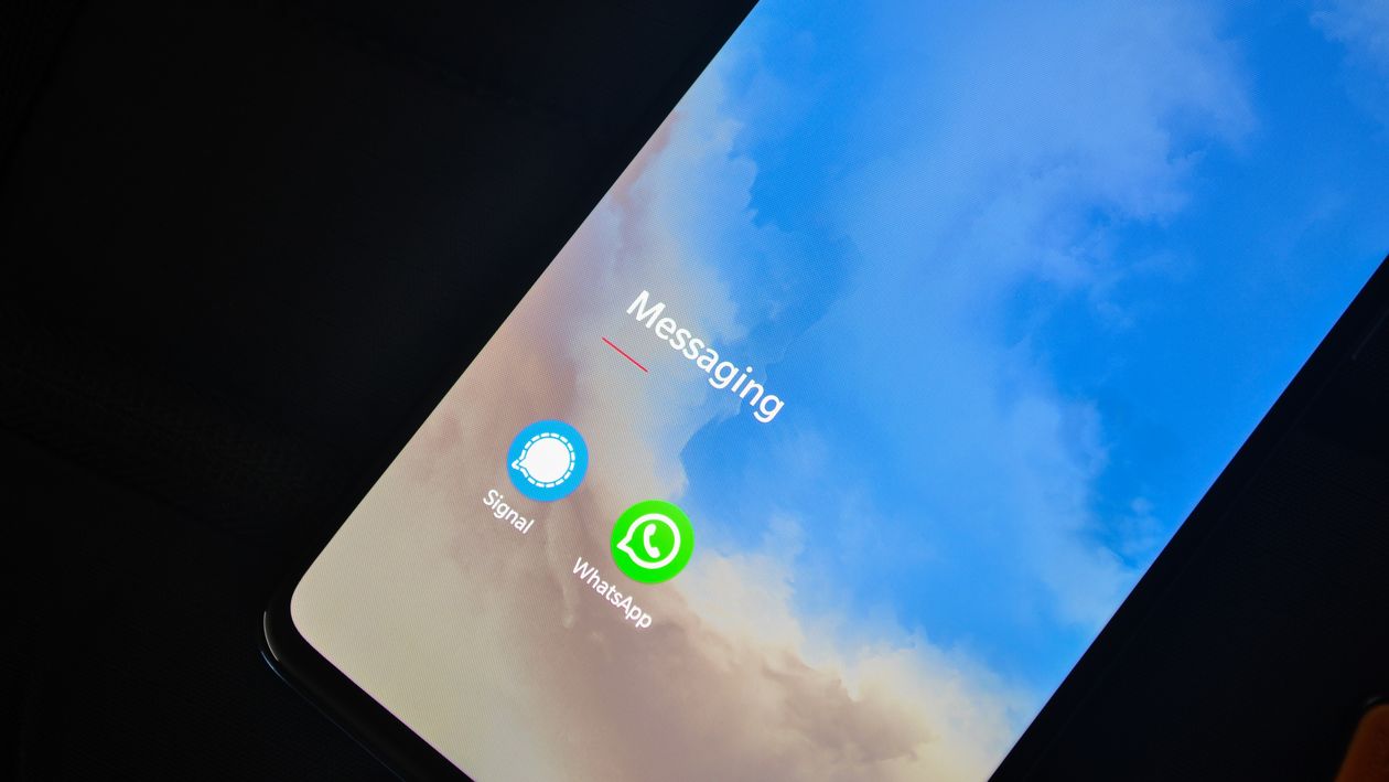 Ecrã de smartphone com as aplicações Signal e WhatsApp visíveis na secção de Mensagens — o Signal é a melhor escolha para privacidade