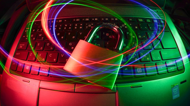 Cadeado metálico sobre o teclado de um portátil, com luzes néon vermelhas e verdes a simbolizar tráfego de rede e proteção de dados