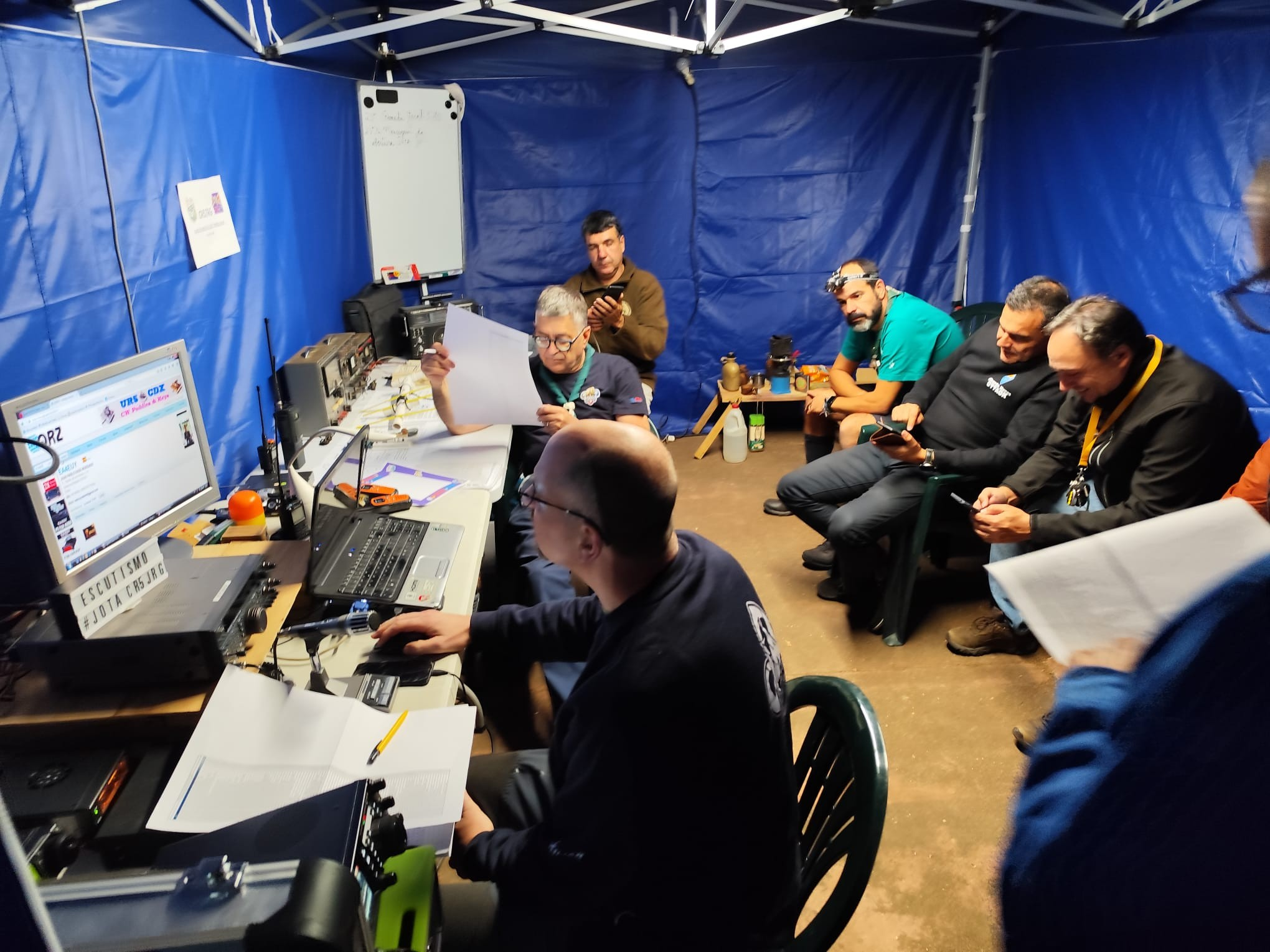 Estação de rádio montada numa tenda durante o JOTA (Jamboree on the Air) — escuteiros e radioamadores unidos pelas ondas