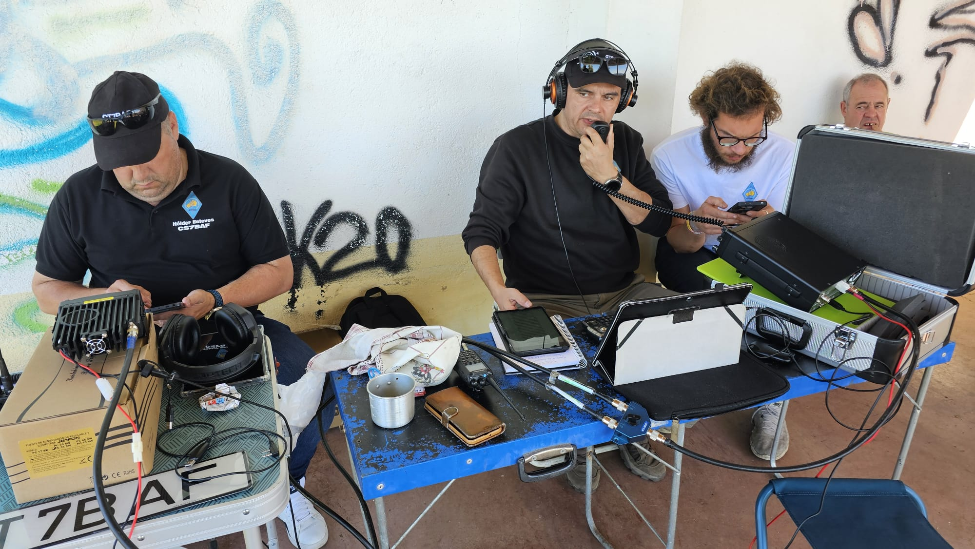 Operadores da ARBB a fazer contactos de rádio numa operação de campo, com o indicativo CS7BAF — Hélder Esteves ao microfone