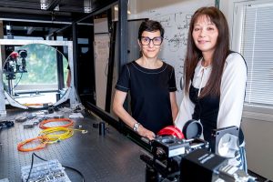 Investigadores junto de equipamento óptico num laboratório de Brookhaven