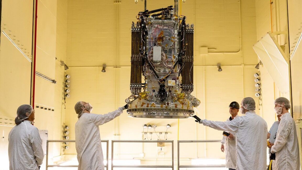 Técnicos da NASA e da Katalyst Space Technologies preparam o satélite LINK numa câmara de vibração no Goddard Space Flight Center