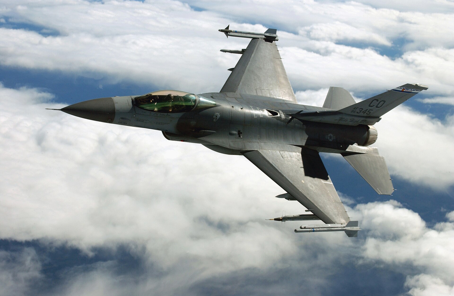 Caça F-16 Fighting Falcon da Força Aérea dos EUA em voo