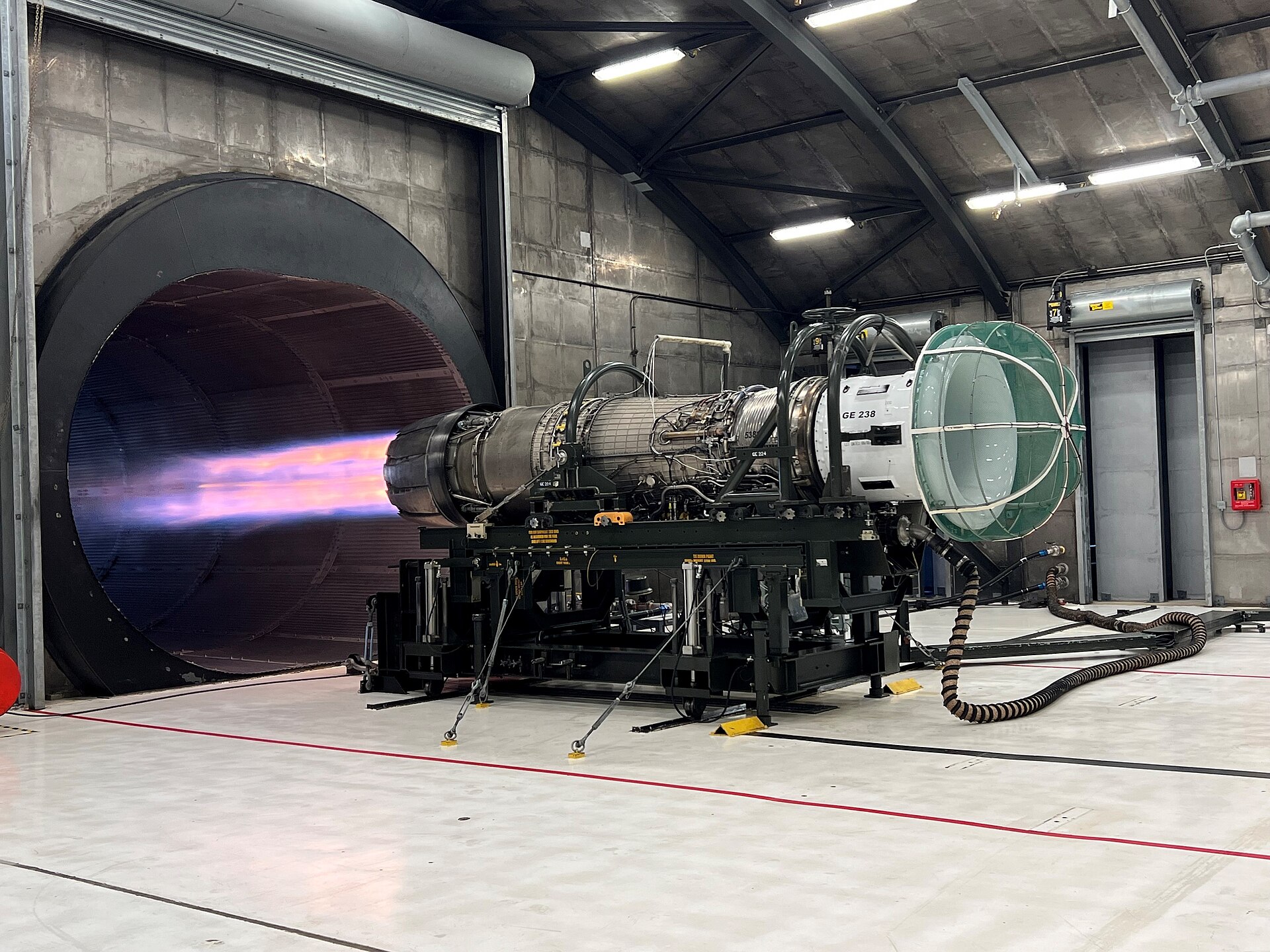Motor turbofan GE F110 em teste numa instalação de ensaio de motores