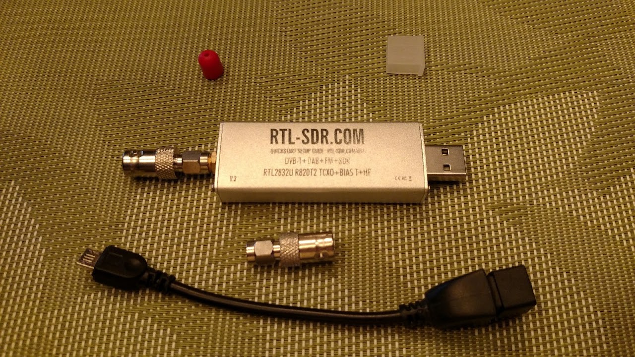 RTL-SDR Blog V3 em caixa de alumínio prateada, com conector SMA, adaptador BNC, cabo USB OTG e tampas de proteção