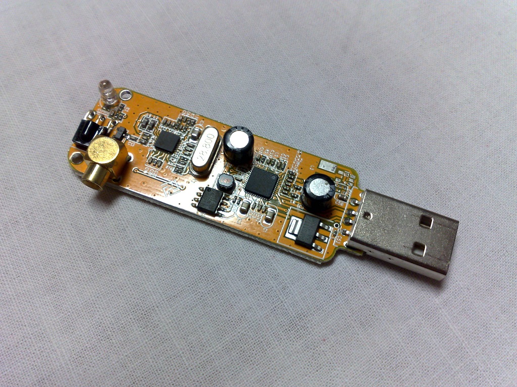 Placa de circuito do RTL-SDR com chips RTL2832U e R820T visíveis