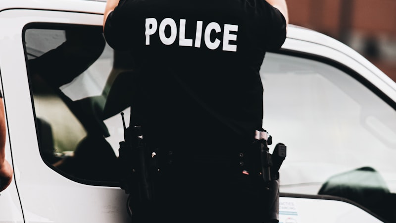 Agente ao telemóvel — a imagem que se repete nos noticiários: o SIRESP falha, os operacionais usam o que funciona