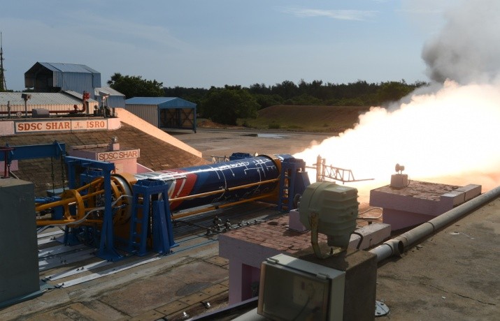 Teste estático de motor sólido no Satish Dhawan Space Centre (SDSC SHAR / ISRO), com jato de exaustão