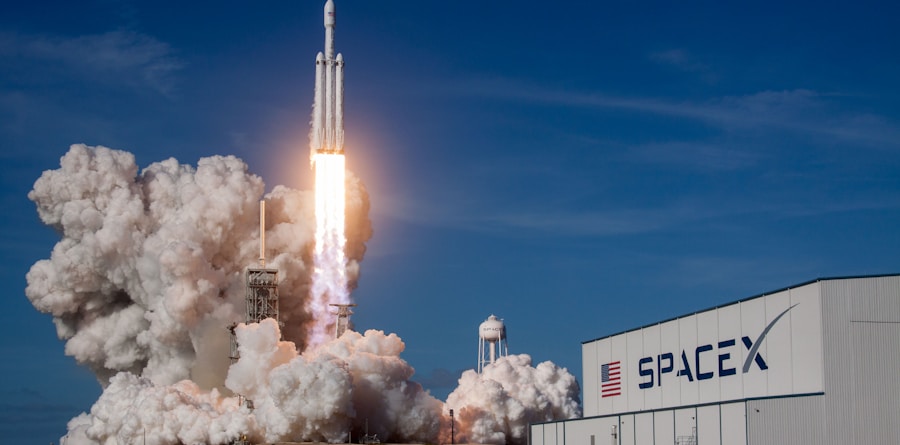 Foguete Falcon 9 da SpaceX lança-se ao anoitecer sob uma lua quase cheia — o arranque que marcou o fim do primeiro semestre de 2026