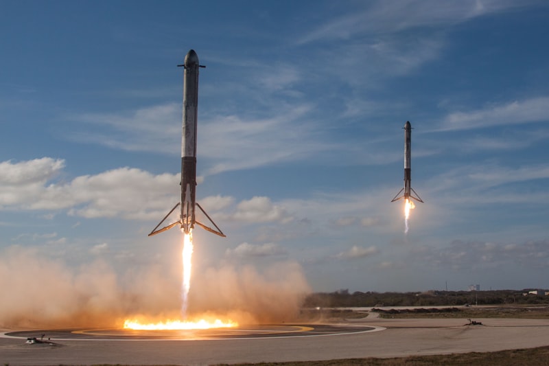 Dois boosters do Falcon Heavy a aterrar em simultâneo nas Landing Zones 1 e 2 em Cabo Canaveral