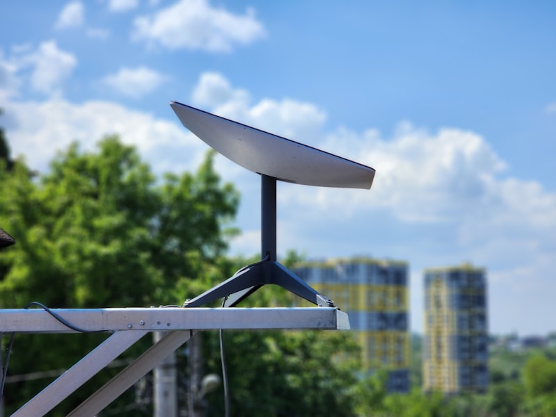 Terminal Starlink instalado — a antena plana branca que revolucionou o acesso à internet por satélite em Portugal e no mundo