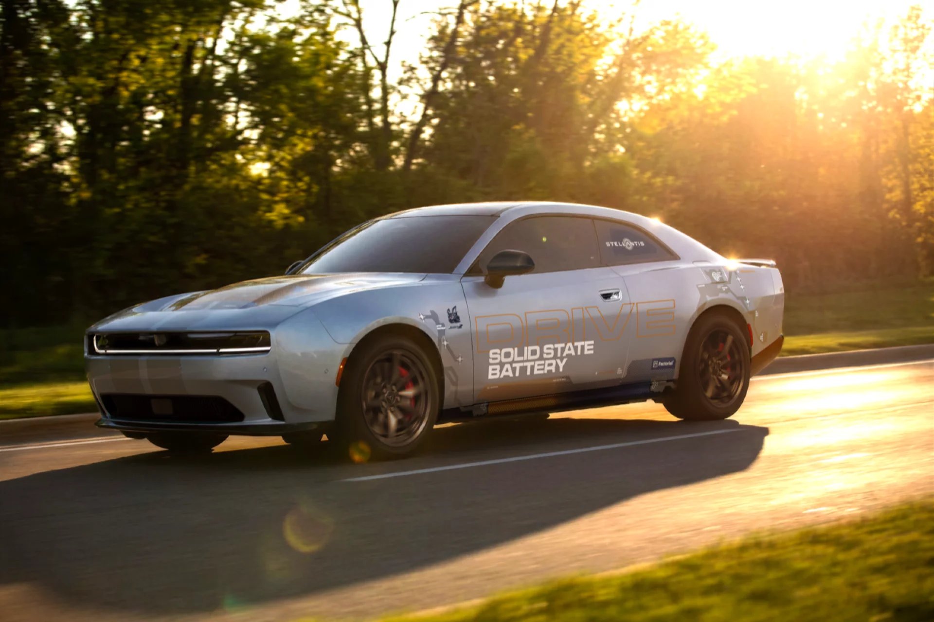 Dodge Charger Daytona de teste equipado com baterias de estado sólido da Stellantis e Factorial