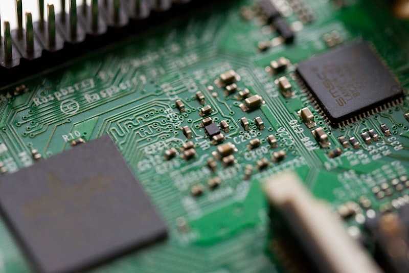 Placa de circuito impresso com processadores e componentes eletrónicos — o coração físico do stack tecnológico