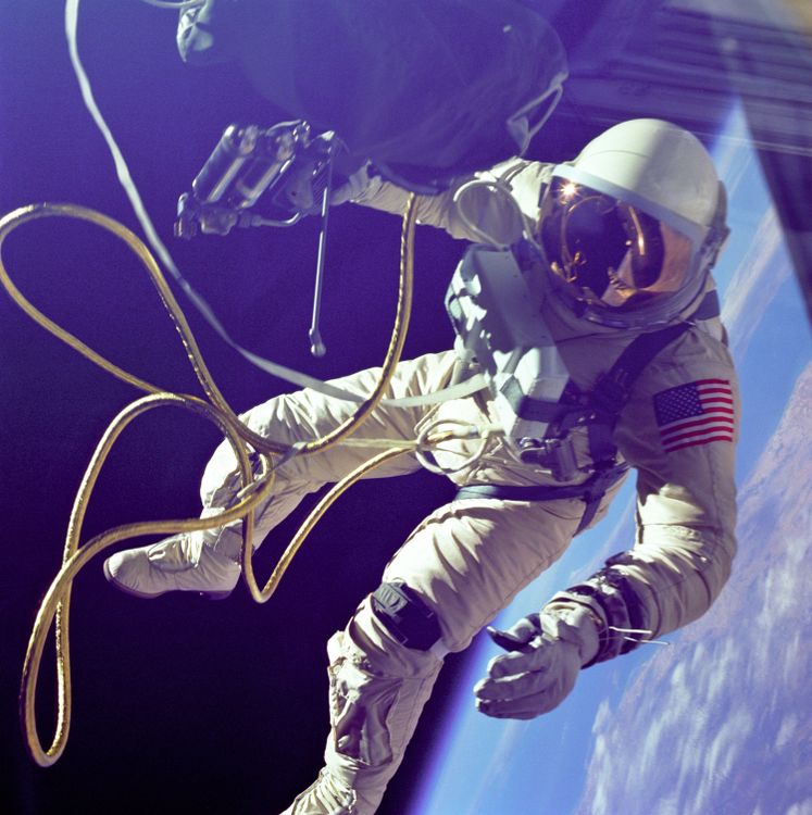 Astronauta em caminhada espacial (EVA) sobre a Terra — a presença humana no espaço continua a expandir-se com missões cada vez mais ambiciosas