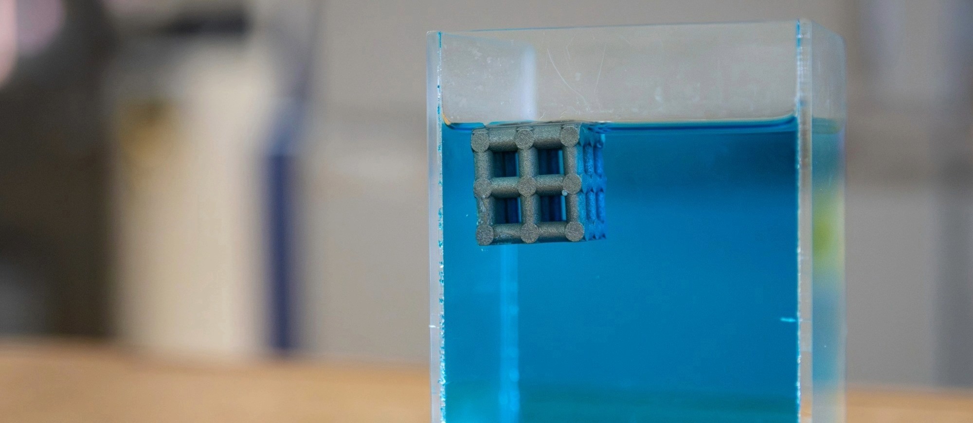 Peça de titânio impressa em 3D a flutuar num tanque de água