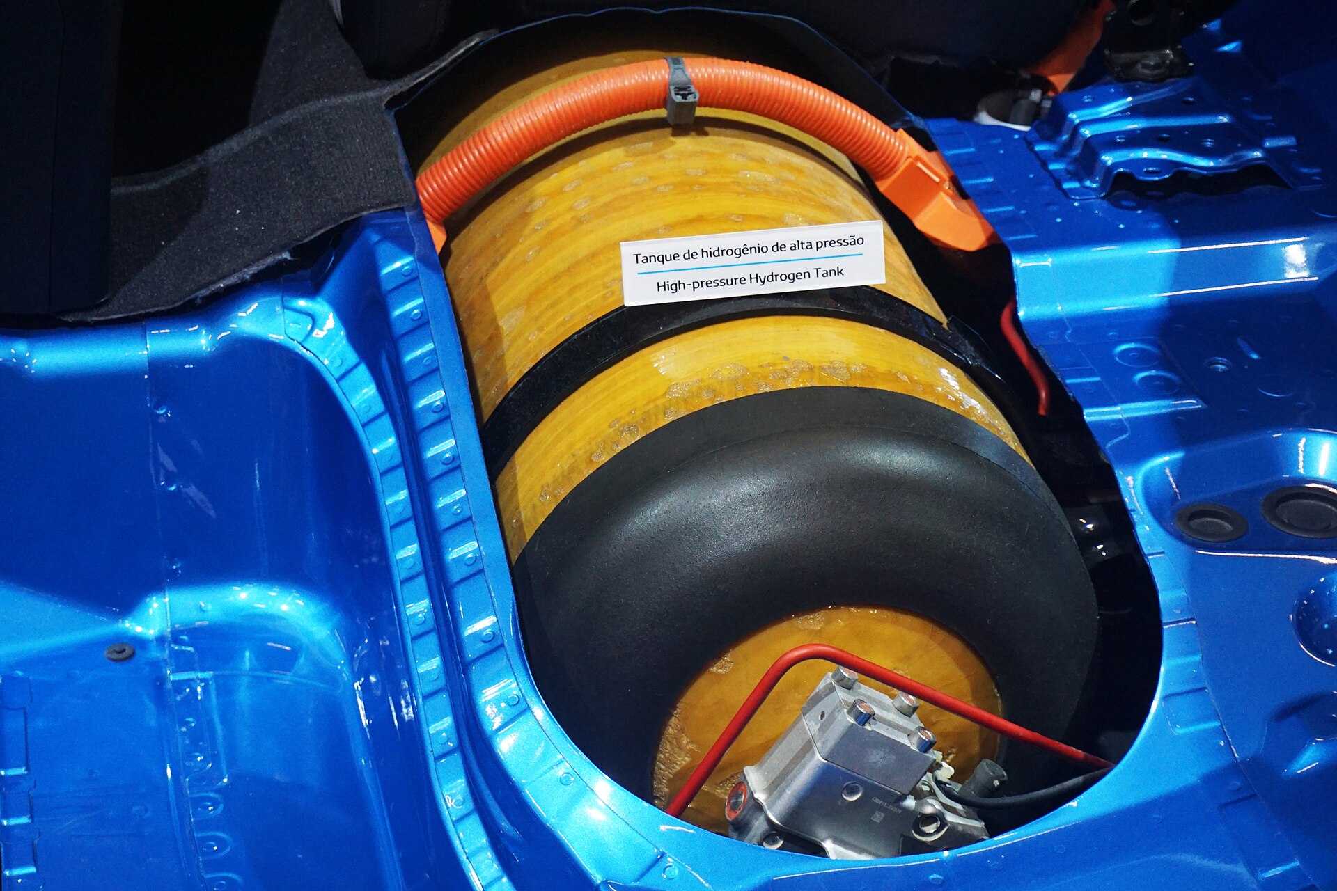 Corte de um tanque de hidrogénio de alta pressão instalado num Toyota Mirai, com válvulas e tubagens
