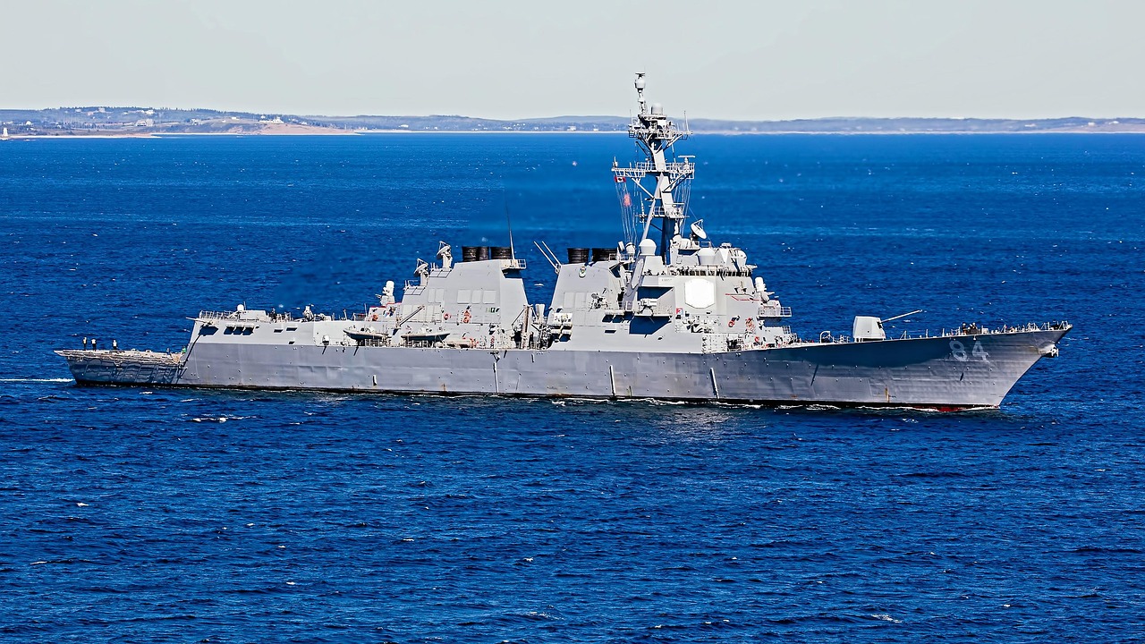 Contratorpedeiro USS Arleigh Burke no mar — embarcação de guerra moderna que os futuros Common Combat Vessels e plataformas autónomas Type 91-94 da Royal Navy irão complementar