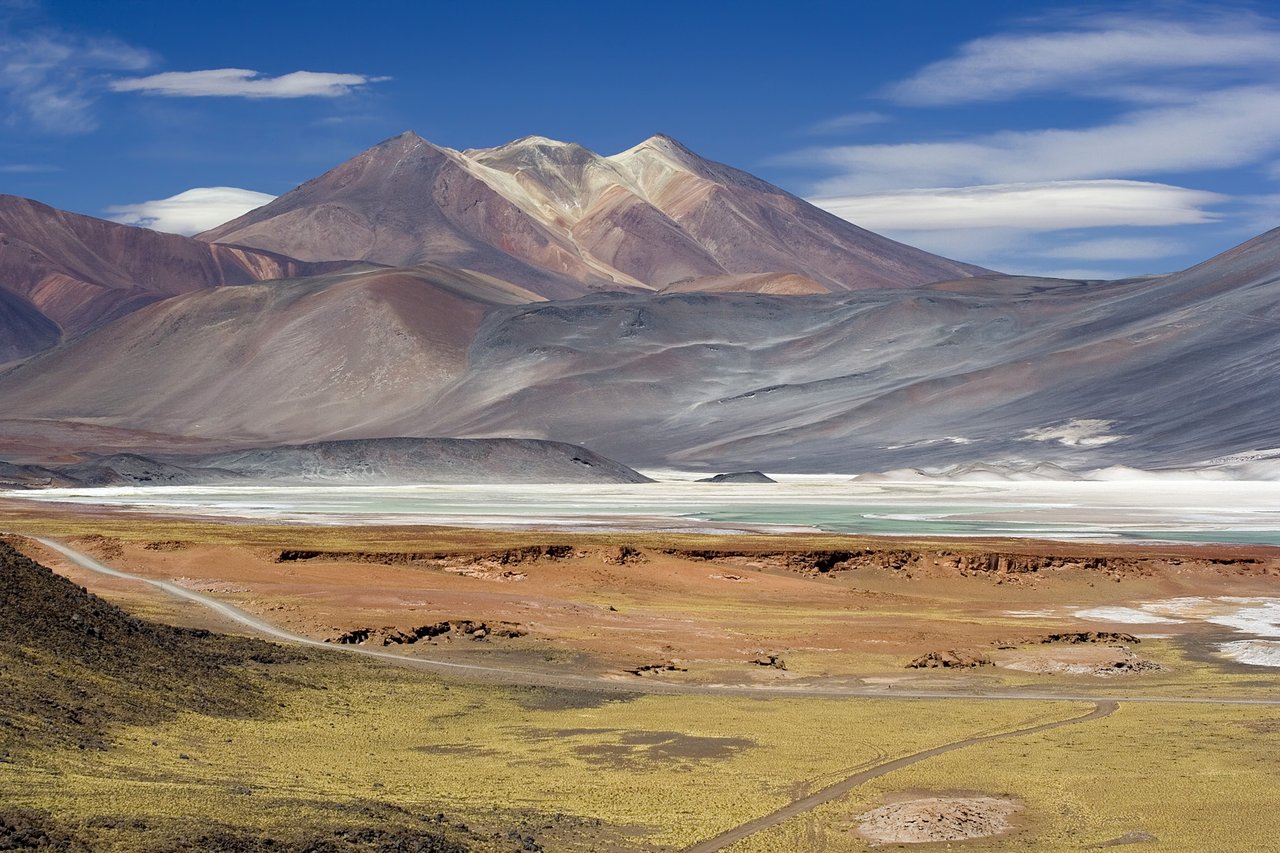 Paisagem do deserto do Atacama, no norte do Chile, com lagoa salgada e montanhas dos Andes
