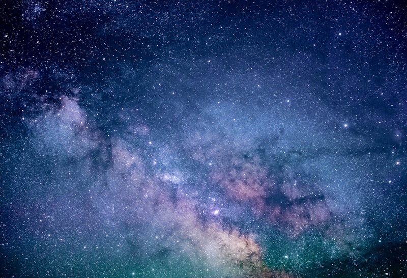 Imagem artística da Via Láctea — uma galáxia espiral brilhante vista do espaço