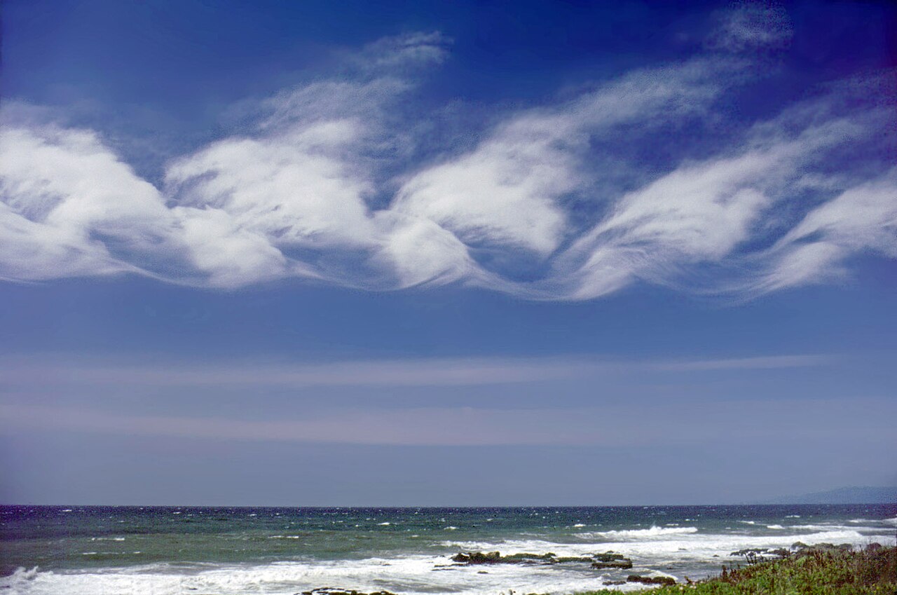 Nuvens Kelvin-Helmholtz enroladas como ondas do mar na atmosfera da Terra