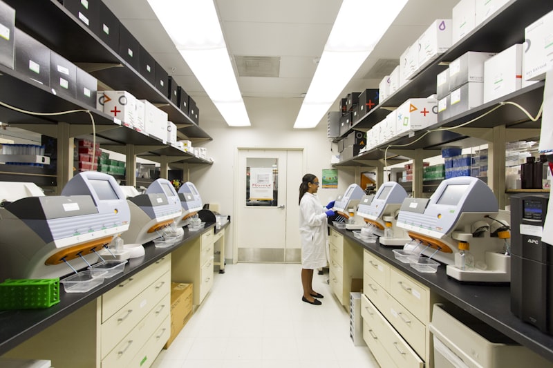 Laboratório de investigação com cientistas a trabalhar em amostras de vacinas mRNA — tubos de ensaio e equipamento de sequenciação genética