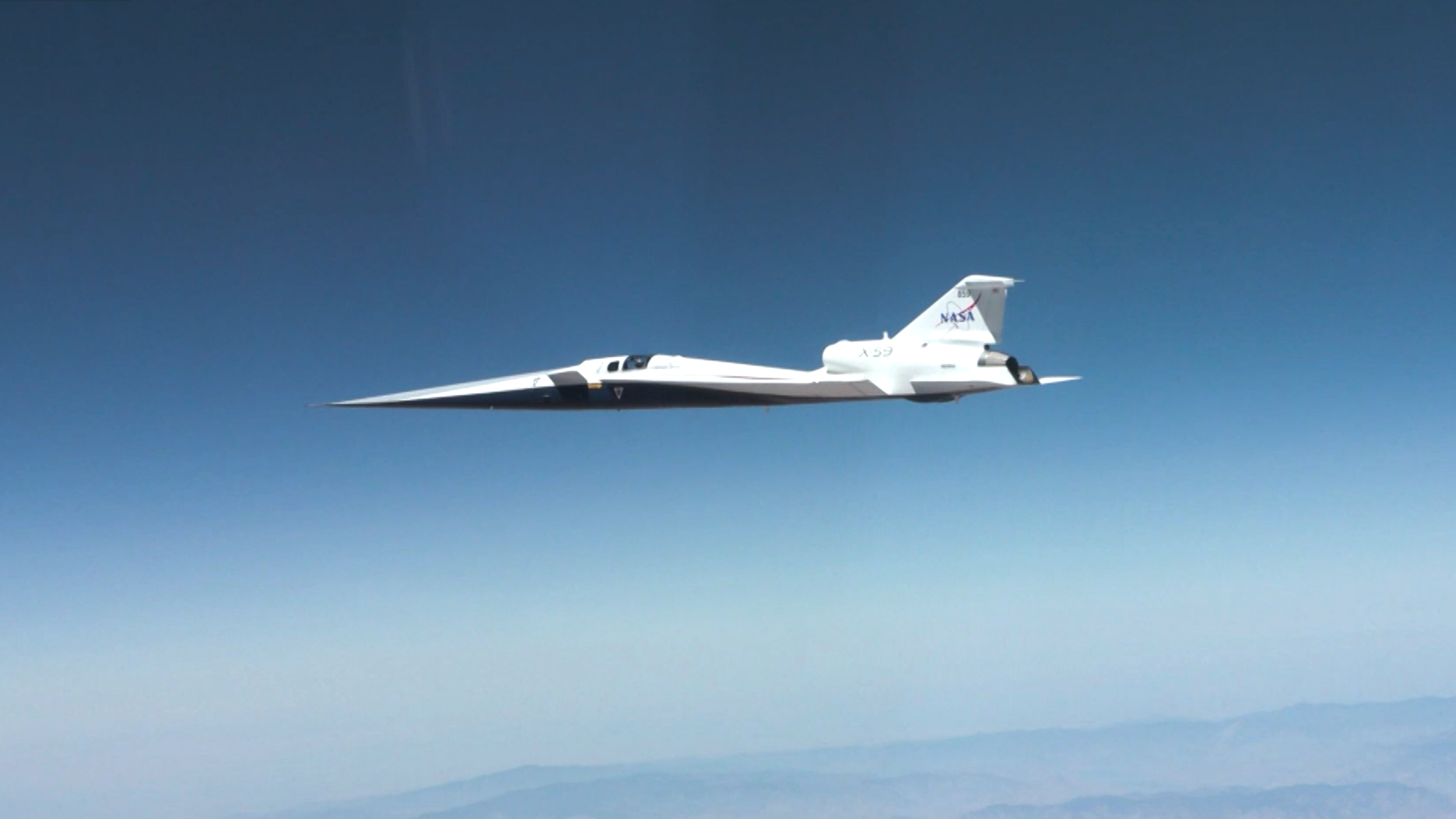 NASA X-59 Quesst em voo sobre o deserto da Califórnia