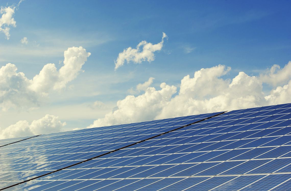 Painéis solares fotovoltaicos ao ar livre representando geração de energia renovável e infraestrutura energética