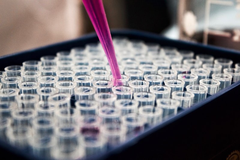 Investigação científica em laboratório — tubos de ensaio e análise molecular