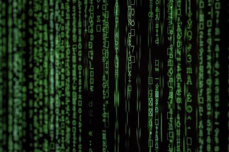 Código de matriz verde escuro com linhas de dados — o submundo digital onde esta botnet operava