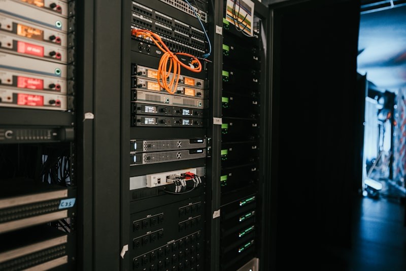 Rack de servidores com cabos organizados — a infraestrutura física que a Google está a alugar à SpaceX